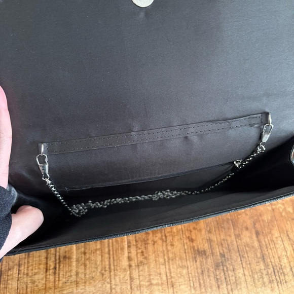 Jessica McClintock Large Envelope Clutch w/Silver Chain Strap Black Reptile EUC - Picture 7 of 9